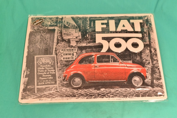 Blechschild Fiat 500 vor dem Restaurant